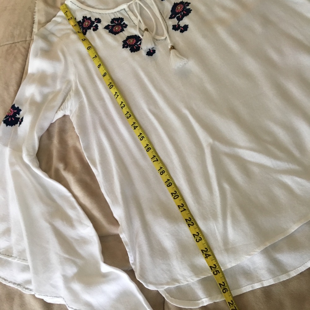 NWOT white bell sleeve boho blouse w/floral trim - Picture 4 of 6